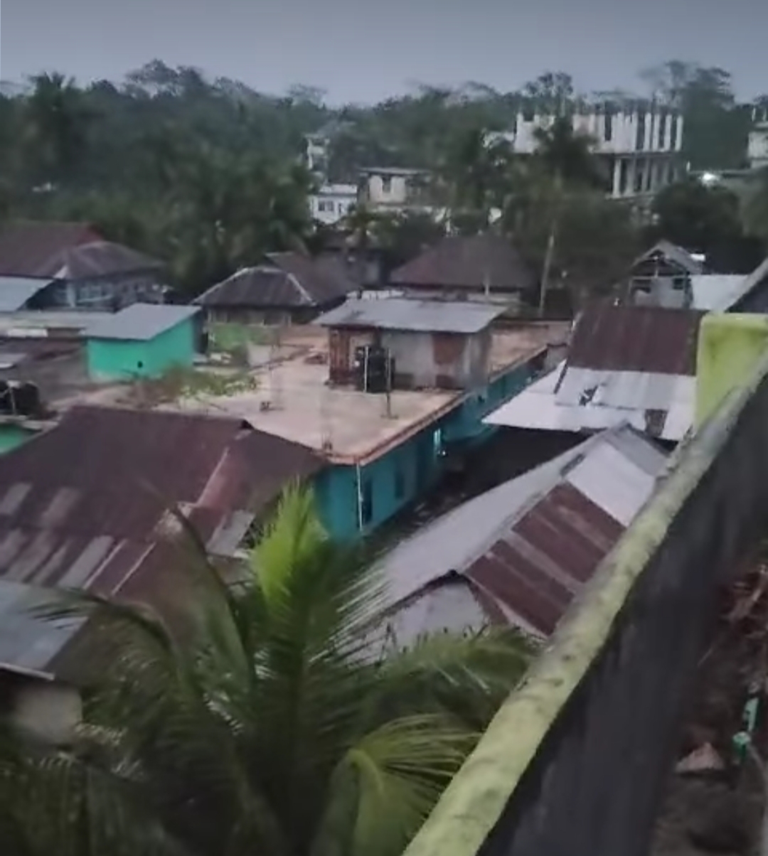 উপকূলে দিনভর কালো মেঘের বিচরণ হিমেল হাওয়া আর গুঁড়ি গুঁড়ি বৃষ্টিতে বেড়েছে শীত
