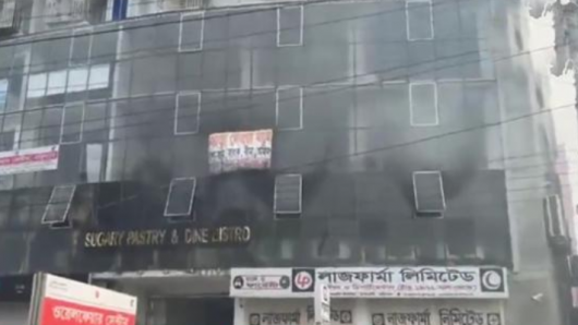 বরিশালে আগুনে পুড়লো বুফে রেস্তোরাঁ, বিএম কলেজের ছাত্রী আহত