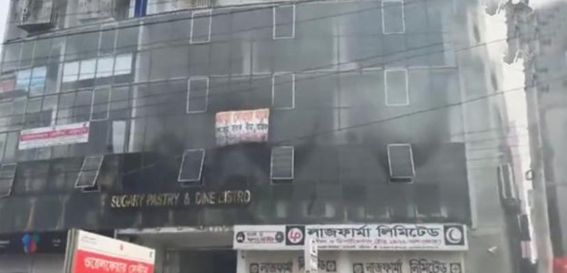 বরিশালে আগুনে পুড়লো বুফে রেস্তোরাঁ, বিএম কলেজের ছাত্রী আহত