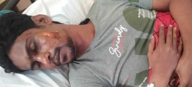 পূর্ব শত্রুতার জেরে পথ রুদ্ধ করে যুবককে পিটিয়ে জখম