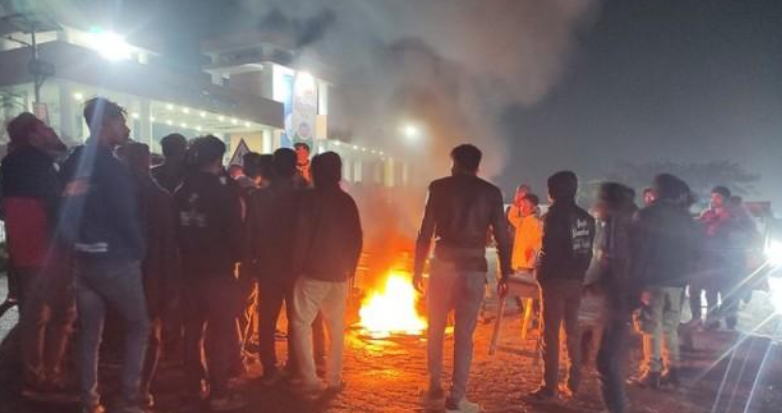 ববি শিক্ষার্থী গ্রেফতারের প্রতিবাদে মহাসড়ক অবরোধ