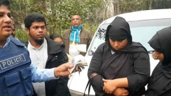 নকল সোনা দিয়ে প্রতারণা করতে গিয়ে দুই নারীসহ আটক ৩