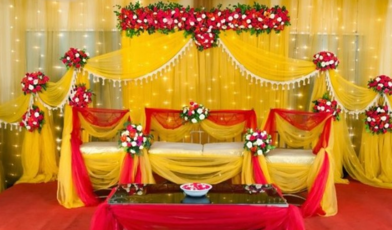 বরিশালে গায়ে হলুদের অনুষ্ঠানে অতিথিদের সামনে কনেকে প্রেমিকের চুমু, অতঃপর…