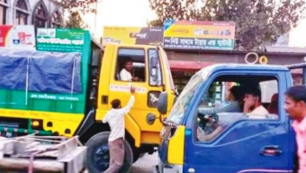 বরিশালে সড়কে যানবাহন থামিয়ে প্রকাশ্যে চাঁদাবাজি