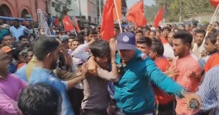 বরিশালে বাইক আরোহীকে রক্ষা করতে গিয়ে হামলার শিকার ট্রাফিক সার্জেন্ট