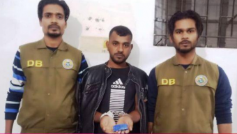 দুই শত পিস ইয়াবাসহ কারবারি আটক, পালিয়ে গেল সহযোগী