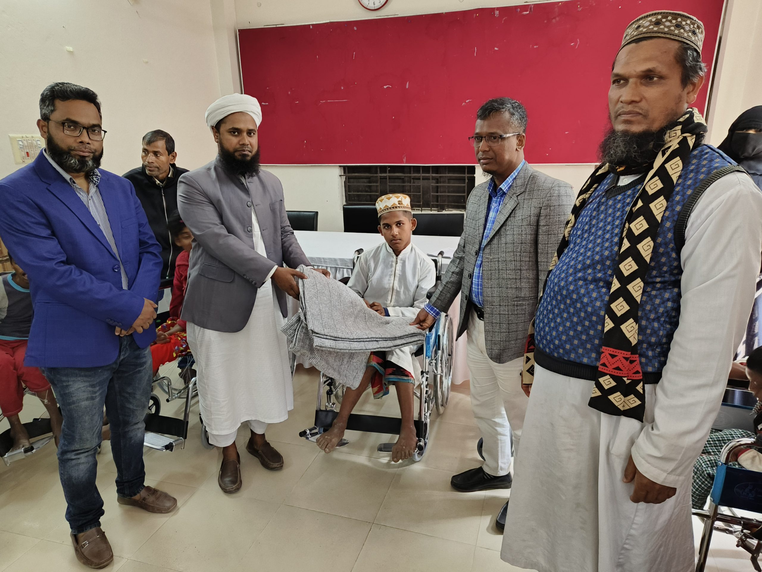 আমতলীতে সুবর্ন নাগরিকদের (প্রতিবন্ধীদের) মাঝে কম্বল বিতরন