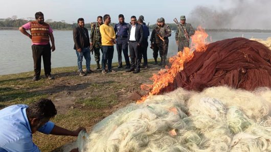 বরিশালে আট ড্রাম ভর্তি রেণুসহ পাঁচজন আটক