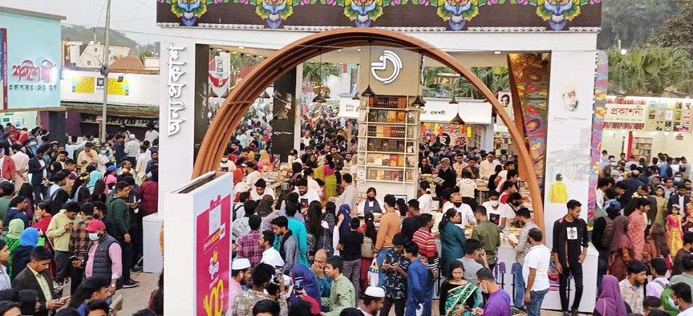ছুটির দিনে বইমেলায় ভিড়, বেড়েছে বিক্রিও