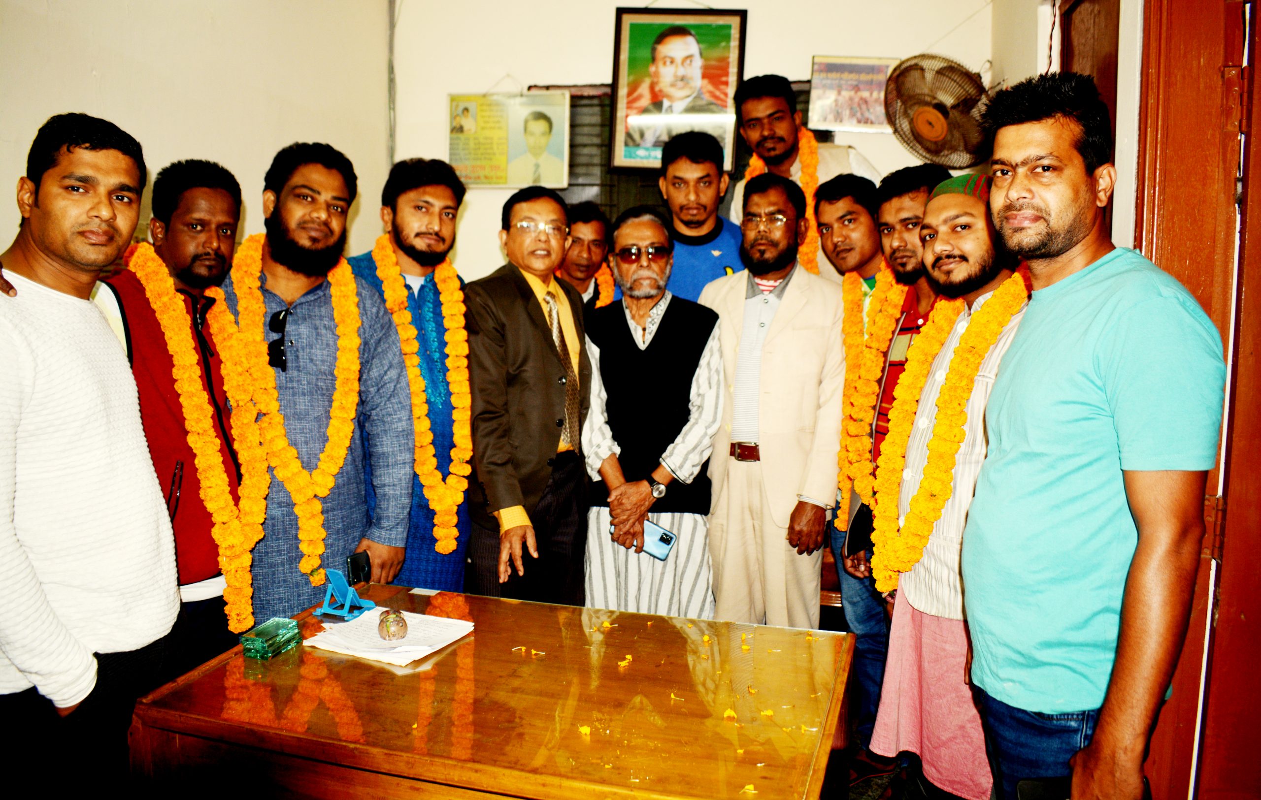 বরিশালে বিএনপির পক্ষ থেকে সদ্য কারামুক্তি ছাত্রনেতৃবৃন্দ সহ বিভিন্ন সংগঠনের সদস্যদের ফুলের শুভেচ্ছা