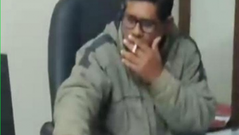 বরিশালে সরকারি অফিসে বসেই প্রকাশ্যে ধূমপান করেন হিসাবরক্ষণ কর্মকর্তা