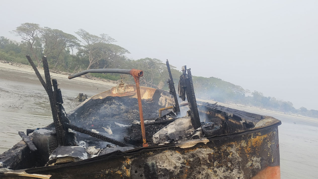 কলাপাড়ায় মাছ ধরার ট্রলারে সিলিন্ডার বিস্ফোরণ, দুই জেলে দগ্ধ