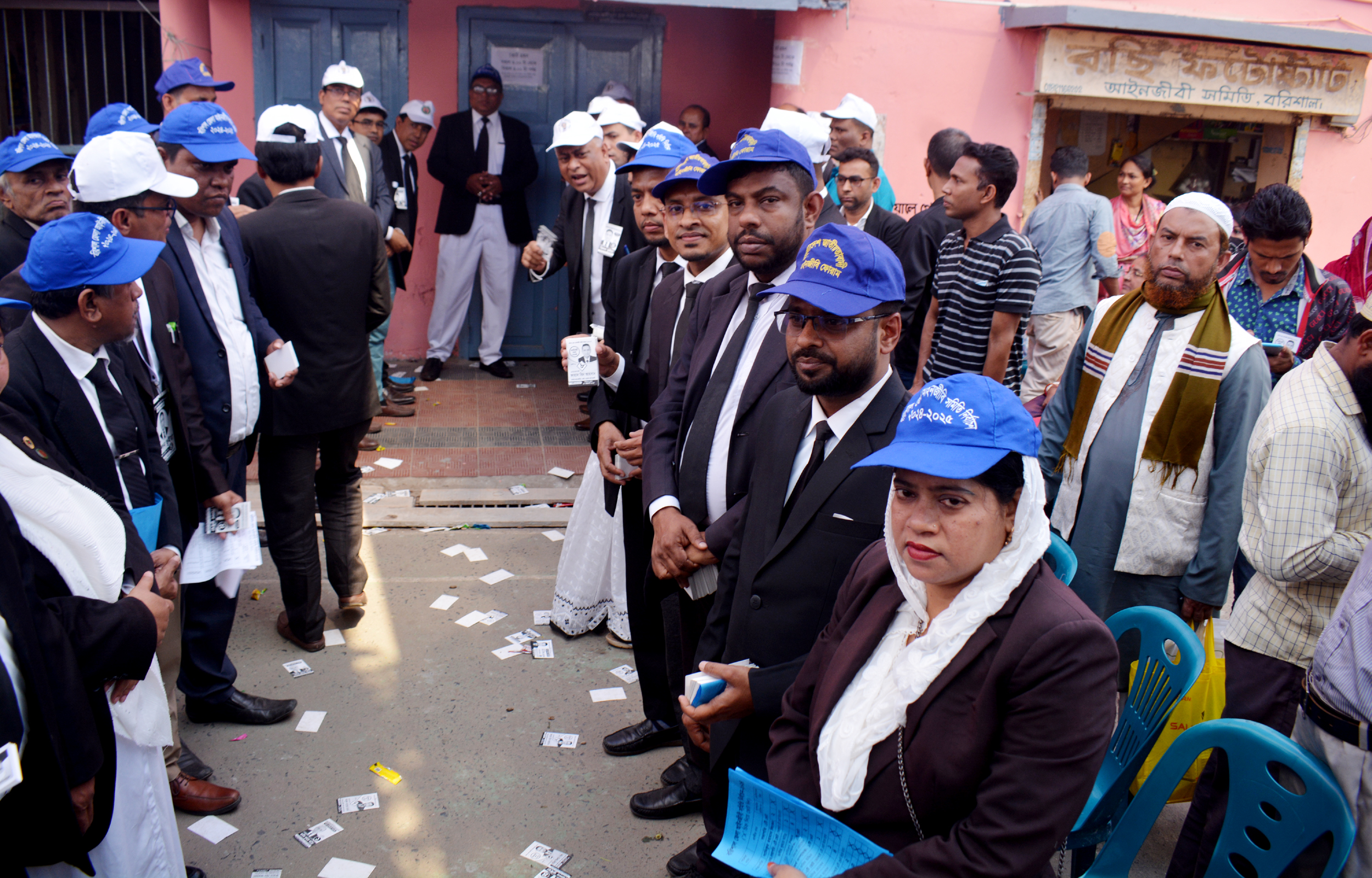 ঐতিহ্যবাহি বরিশাল আইনজীবী সমিতির নির্বাচন শান্তিপূর্ণ অনুষ্ঠিত হচ্ছে।