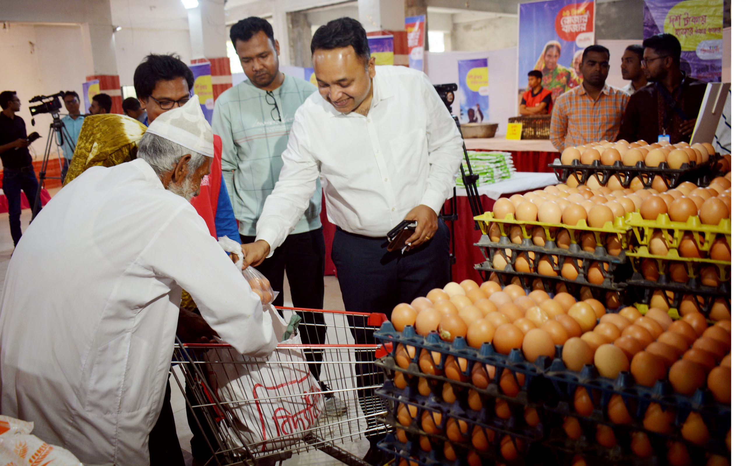 বরিশালে ১০ টাকা বাজারে সুবিদা বঞ্চিত অসহায় দুস্থদের মধ্যে হাজার টাকার টাকার পণ্য বিক্রি