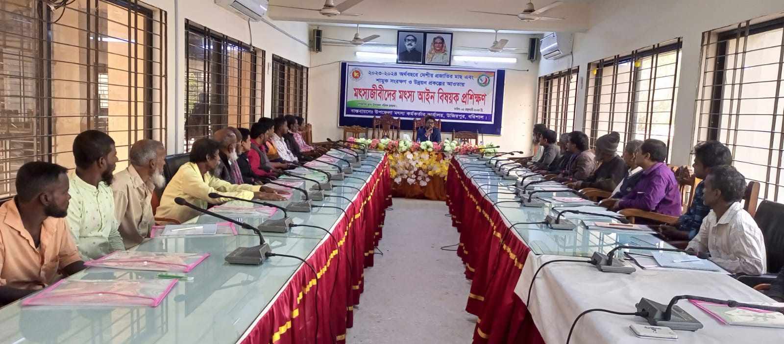 উজিরপুরে মৎস্যজীবীদের মৎস্য আইন বিষয়ক প্রশিক্ষণ অনুষ্ঠিত।