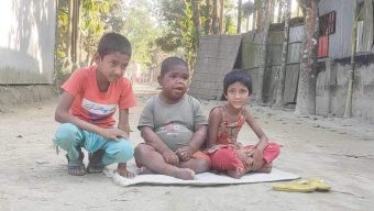 কুড়িগ্রামে যে যুবকে দেখতে শিশুর মতো হলেও বয়স তার ৩২ বছর