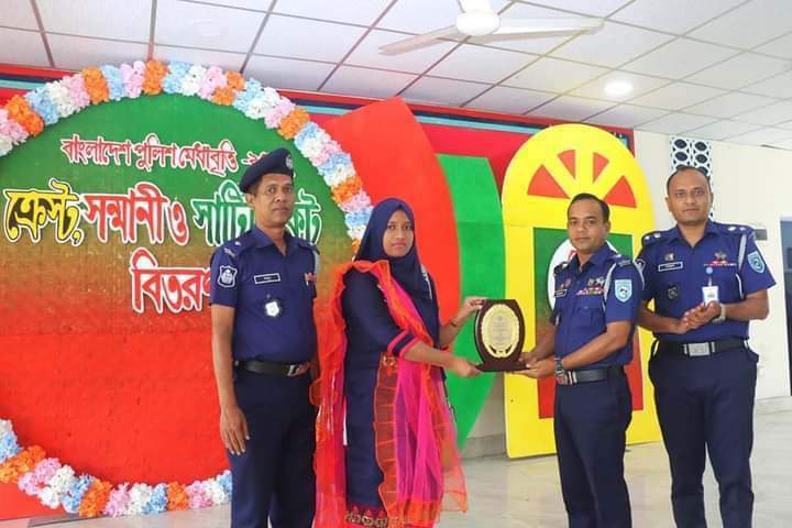 বাংলাদেশ পুলিশ মেধাবৃত্তি-২০২২ মেধাবী সন্তানদের ক্রেস্ট,সন্মানী ও সাটিফিকেট প্রদান