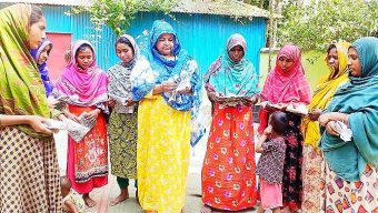 টুপিতে নকশা তুলে প্রত্যন্ত নারীদের মধ্যপ্রাচ্য জয়