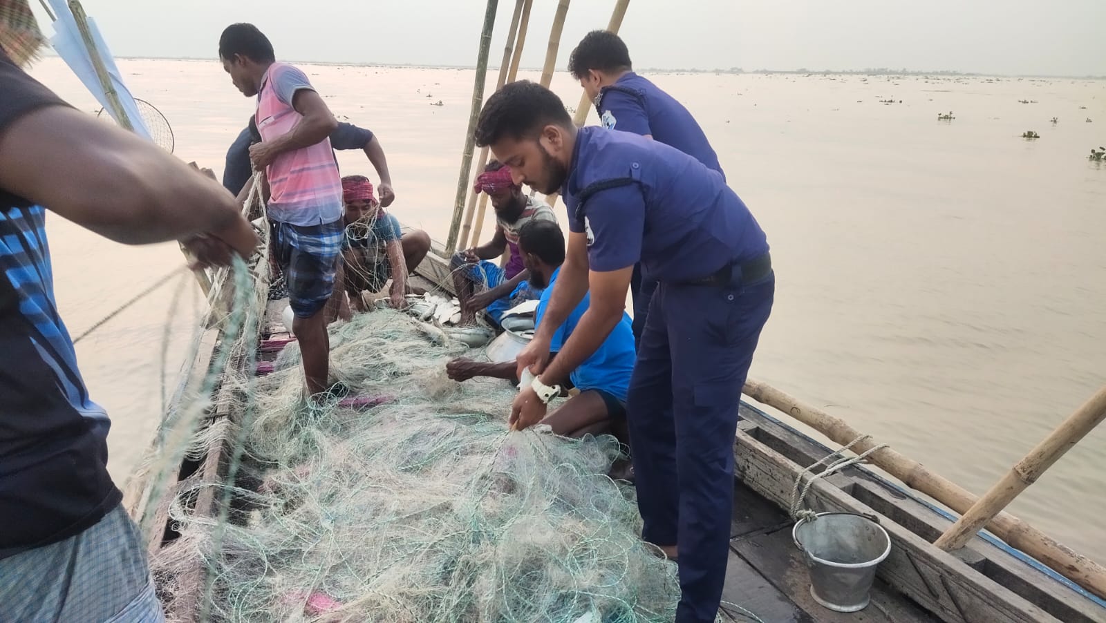 বরিশালে বিপুল পরিমান কারেন্ট জাল ও মাছ সহ আটক ৮০