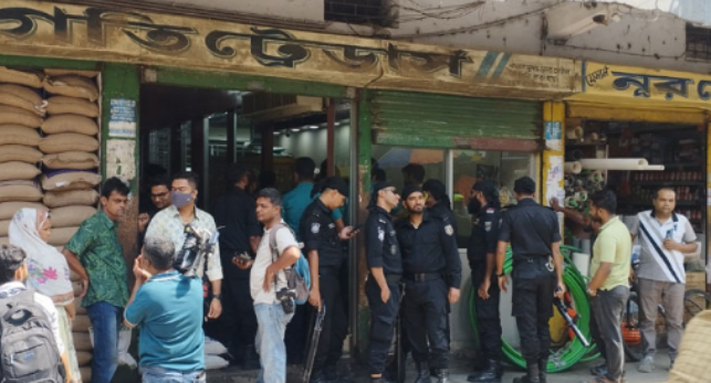 বরিশালে মোবাইল কোর্টের অভিযান টের পেয়েই দোকানপাট বন্ধ