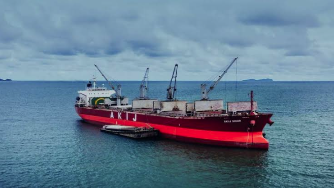 কুতুবদিয়ায় দস্যুর কবলে মালবাহী জাহাজ