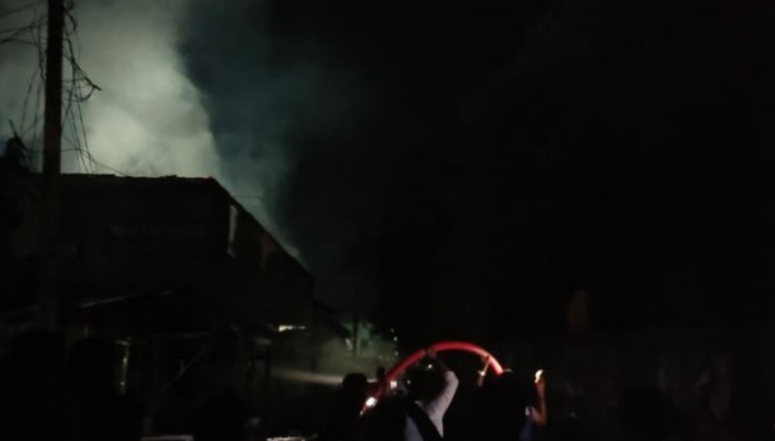 পটুয়াখালীতে গভীর রাতে আগুনে ৬ দোকান ভস্মীভূত