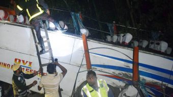 বরিশালের উড়ে গেছে বাসের ছাদ ॥ নিহত ও আহতদের পরিচয় মেলেছে।