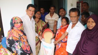 জেলে পরিবার প্রধানের মাঝে চাল বিতরণ