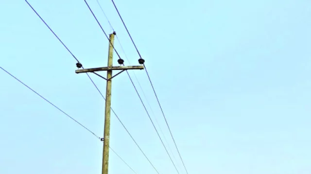 বরগুনায় সেতুর প্রবেশমুখে বৈদ্যুতিক খুঁটি!