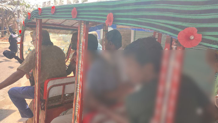 ভোটকেন্দ্রের পাশে পুলিশের সামনে ছাত্রলীগের গুলি, আহত ২