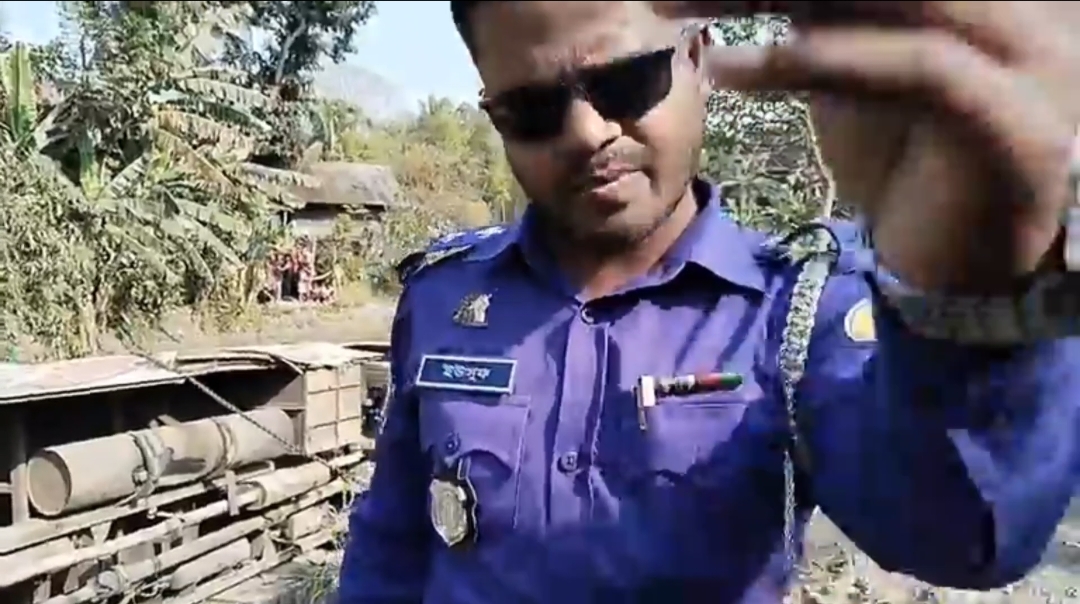 বরিশালে তথ্য সংগ্রহ ও লাইভ চলাকালে দুই সংবাদকর্মীকে লাঞ্ছিত করলেন এসআই