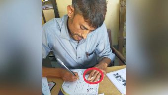 মুজিব বর্ষের লোগো নিচে রেখে সিগারেট টানেন উপ সহকারী প্রকৌশলী