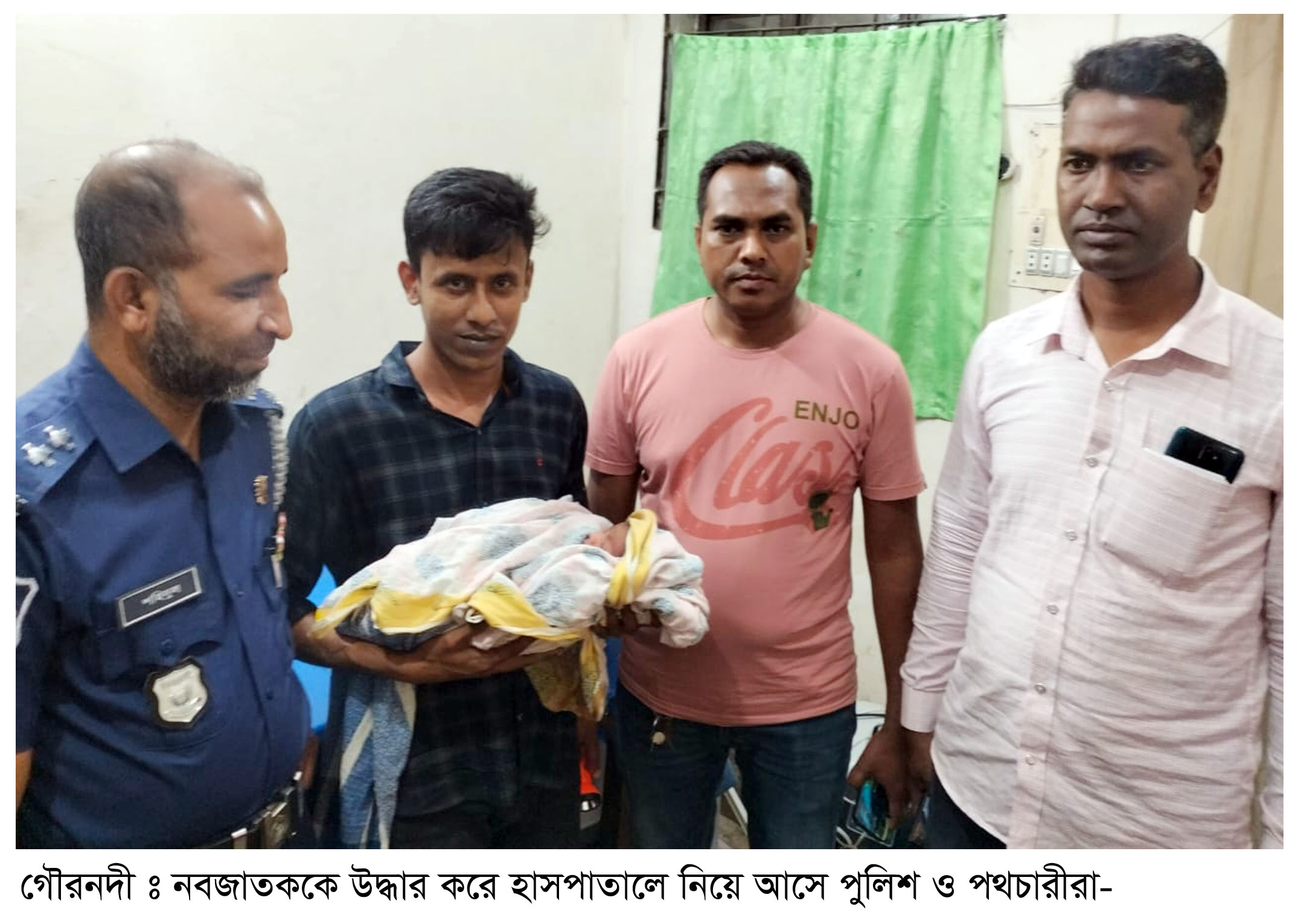 বরিশালে ঝোপের মধ্যে কাঁদছিলো নবজাতক