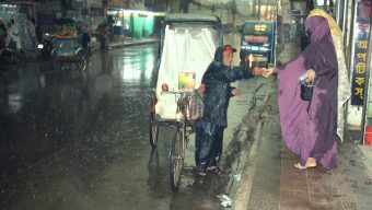 বরিশাল নগরীতে ৪৫মিনিটের বৃষ্টিতে জনজীবনে স্বস্তি এনে দিয়েছে