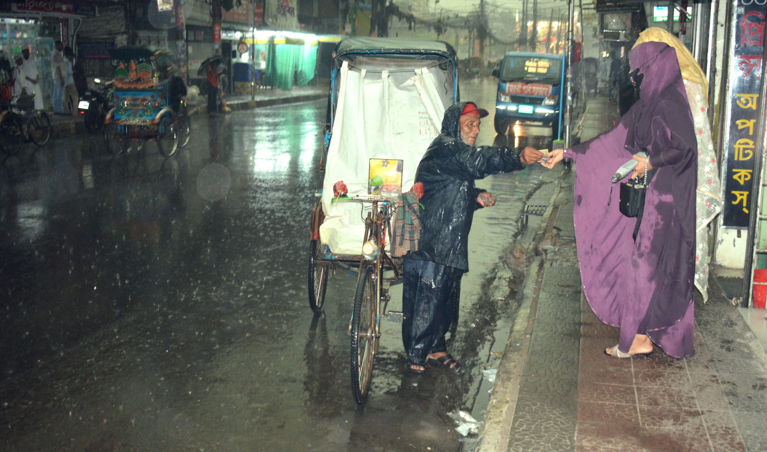 বরিশাল নগরীতে ৪৫মিনিটের বৃষ্টিতে জনজীবনে স্বস্তি এনে দিয়েছে