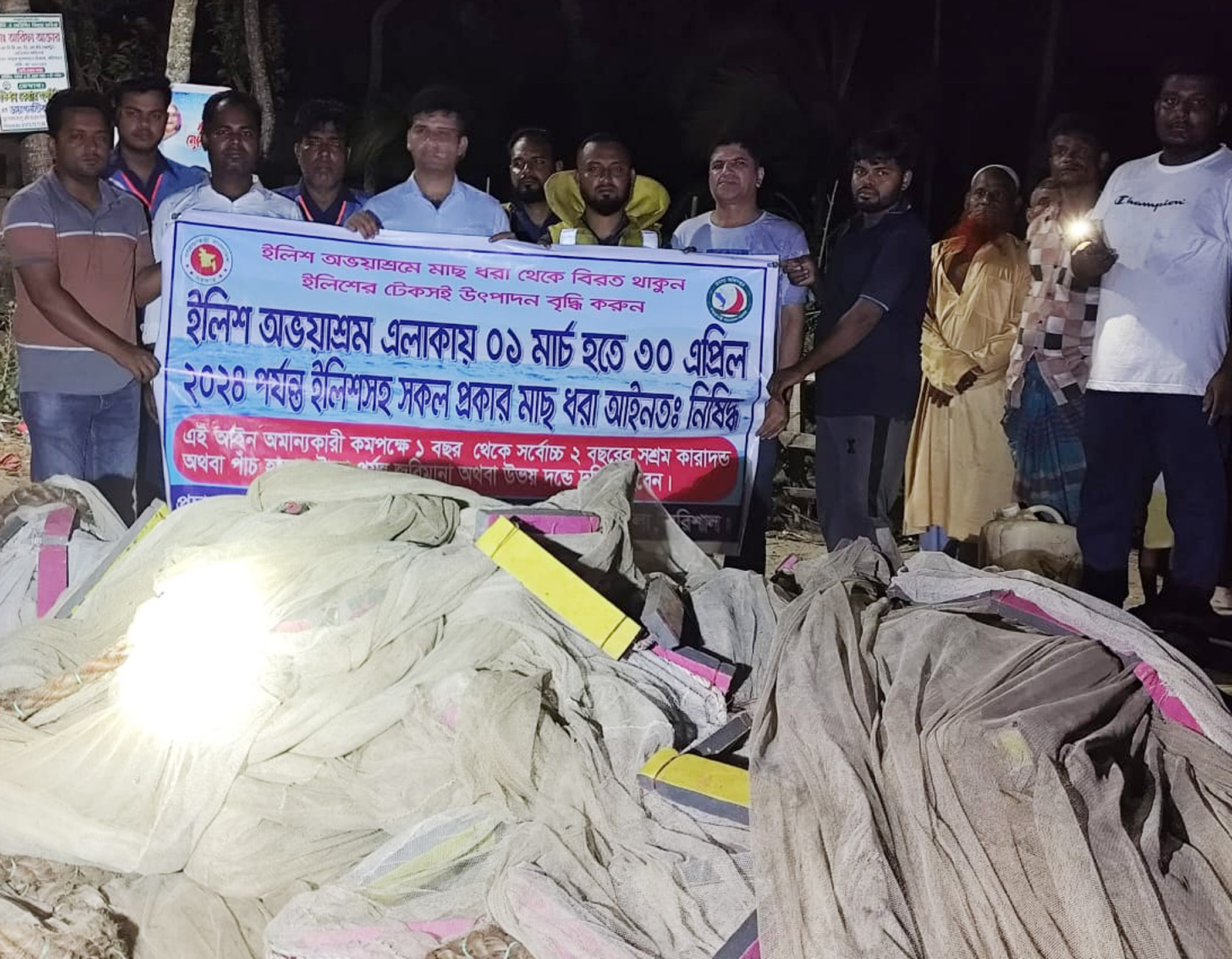 বরিশালের নদীতে রাক্ষুসে জালসহ জেলে আটক