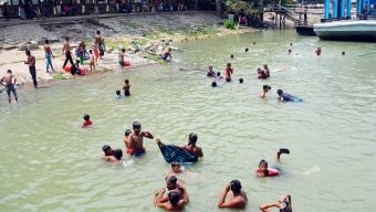 বরিশালে মৌসুমের তাপদাহে দিনমজুর শ্রমিকরা ক্লান্ত