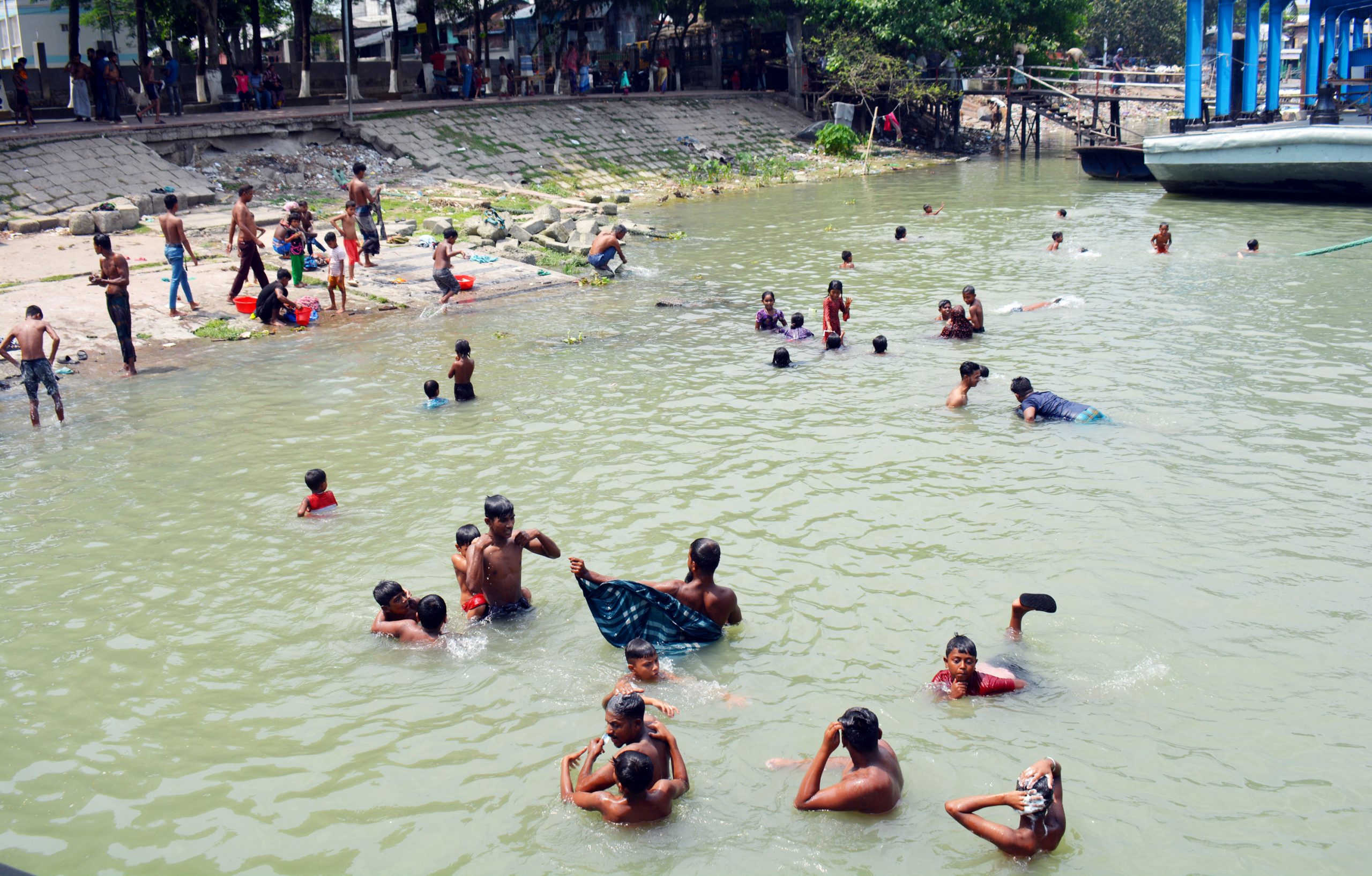 বরিশালে মৌসুমের তাপদাহে দিনমজুর শ্রমিকরা ক্লান্ত