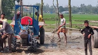 নাগেশ্বরীর মনিরহাটে সফিকুল কর্তৃক ড্রেজারে বালু উত্তোলন