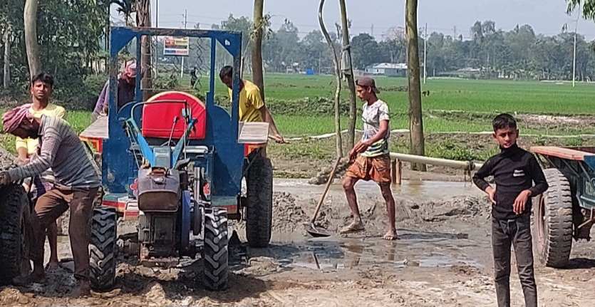 নাগেশ্বরীর মনিরহাটে সফিকুল কর্তৃক ড্রেজারে বালু উত্তোলন