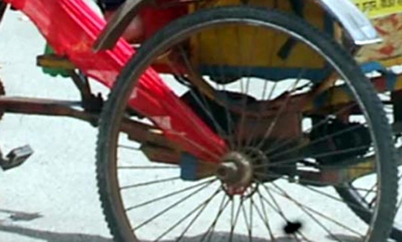 রিক্সার চাকায় ওড়না পেচিয়ে তরুনীর মৃত্যু