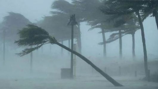 দুপুরের মধ্যে ৬০ কিলোমিটার বেগে ঝড়ের আভাস, নদীবন্দরে সতর্কতা