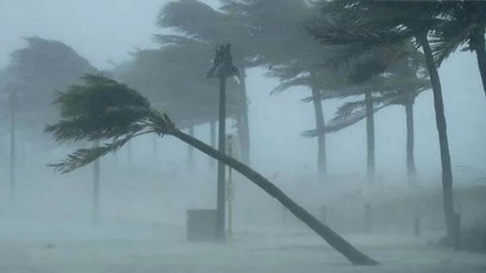 দুপুরের মধ্যে ৬০ কিলোমিটার বেগে ঝড়ের আভাস, নদীবন্দরে সতর্কতা