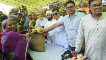 আমতলী পৌরসভার উদ্যোগে প্রধানমন্ত্রীর  ঈদ উপহারের চাল বিতরন