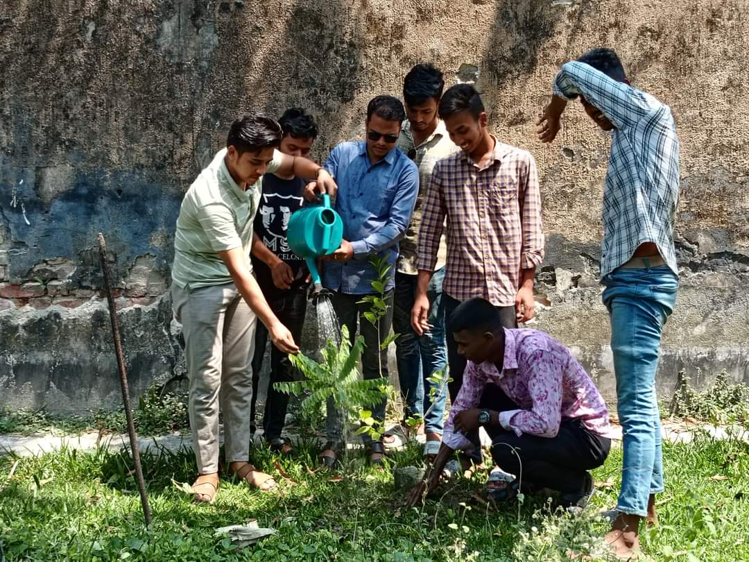 তাপদাহ থেকে বাঁচতে বেতাগীতে ছাত্রলীগের বৃষরোপন কর্মসূচি