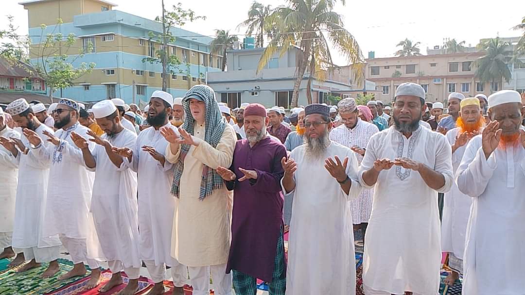 বৃষ্টির জন্য হাহাকার বেতাগীতে ইস্তিসকার নামাজ আদায়