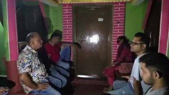 স্ত্রীর দাবীতে ৩ দিন ধরে তরুনীর অনশন