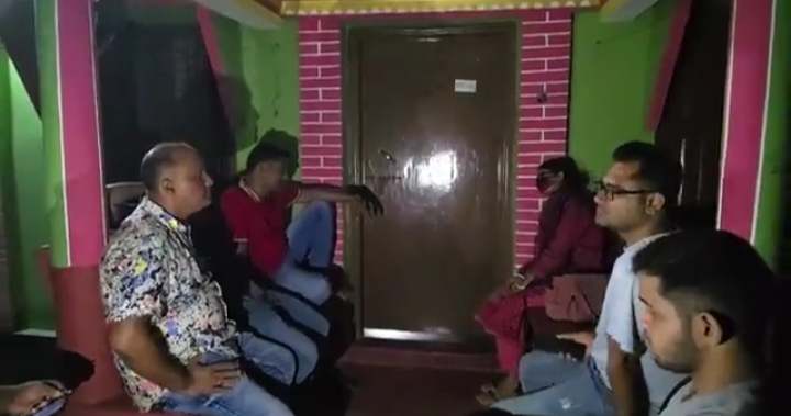 স্ত্রীর দাবীতে ৩ দিন ধরে তরুনীর অনশন