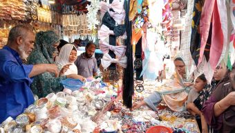 ঈদ বাজারে ক্রেতাদের চাপ সামলাতে হিমশিম বরিশাল