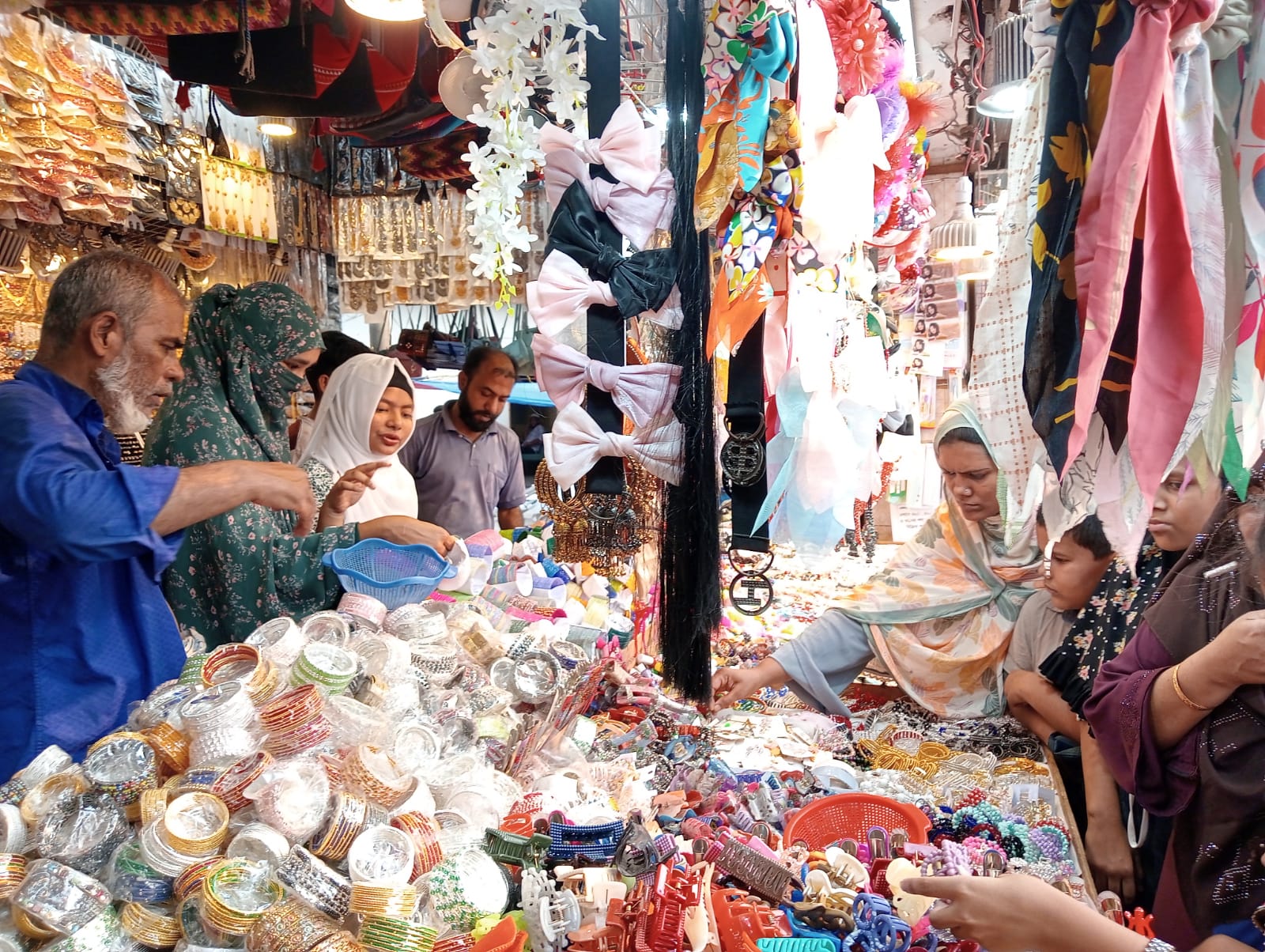 ঈদ বাজারে ক্রেতাদের চাপ সামলাতে হিমশিম বরিশাল